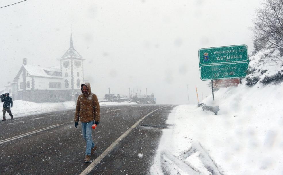 La nieve afectó al tráfico en el puerto de Pajares, donde fue necesario prohibir el tránsito a los vehículos pesados. 
