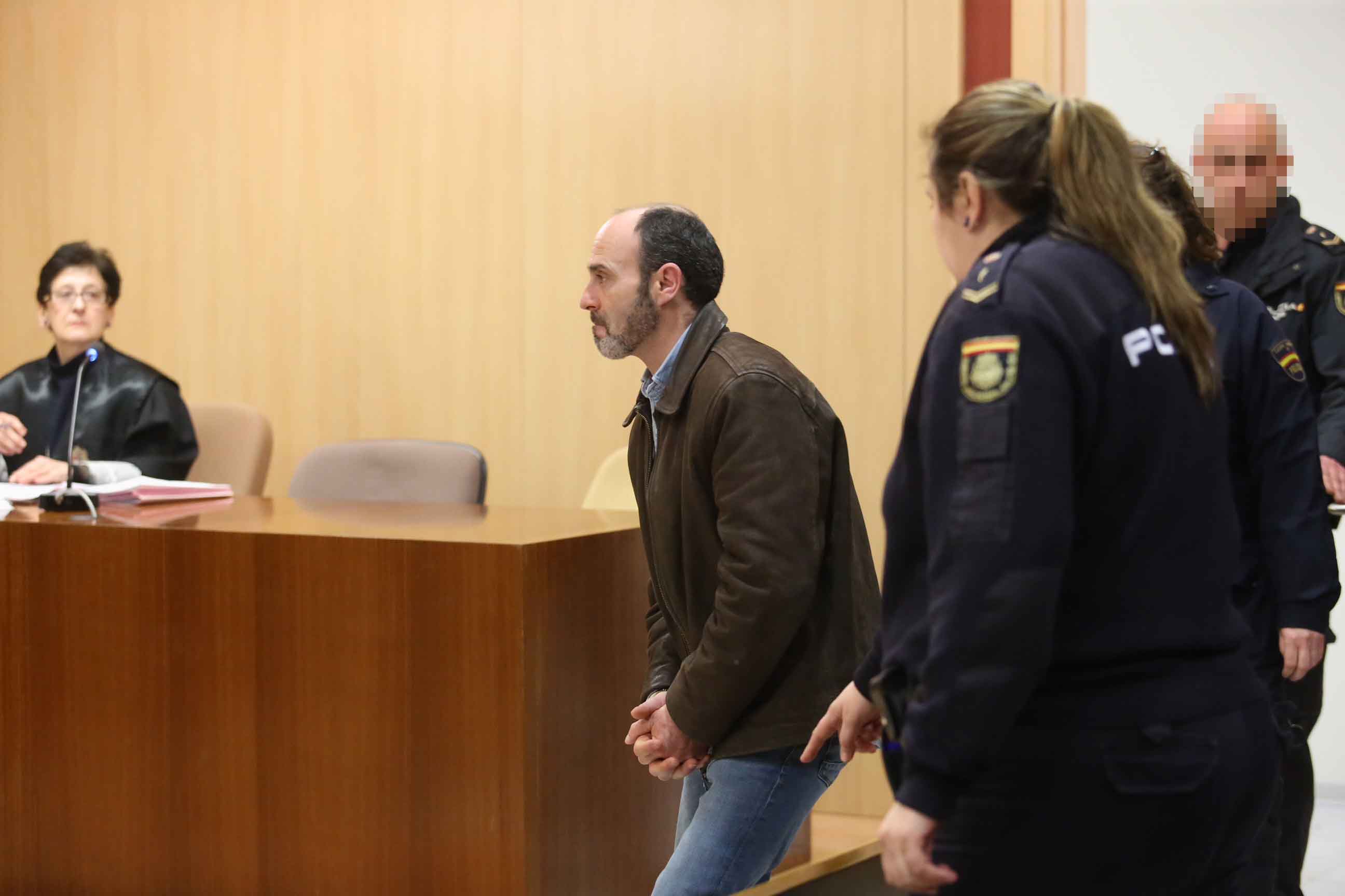 El coañés Javier Ledo, acusado del crimen de Paz Fernández Borrego, se ha sentado en el banquillo por quebrantar una orden de alejamiento de su expareja. Ledo ha aceptado una pena de nueve meses de prisión. 