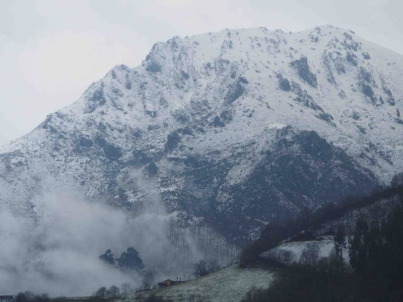 A pocas horas para la llegada de la primavera, gran parte de Asturias está cubierta por un manto blanco. La nieve complica la circulación en muchas carreteras. Incluso en la autopista del Huerna, que ha estado cerrada a camiones durante varias horas. Donde no nieva, la lluvia y el frío son protagonsitas de la jornada. 