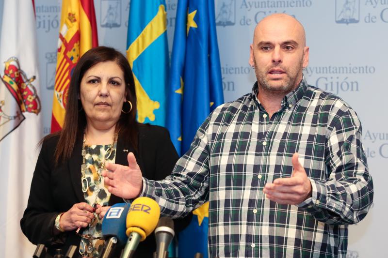 Los concejales socialistas Marina Pineda y José Ramón García.