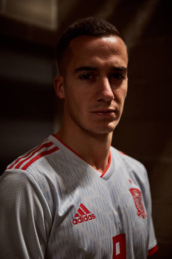 Adidas ha hecho oficial la segunda equipación que lucirá España en el Mundial de Rusia 2018, de un color azul claro en una camiseta que en sus tonos hace un homenaje a la segunda de la Eurocopa 2012 conquistada en Kiev.