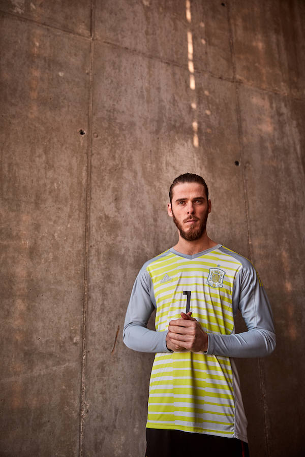 Adidas ha hecho oficial la segunda equipación que lucirá España en el Mundial de Rusia 2018, de un color azul claro en una camiseta que en sus tonos hace un homenaje a la segunda de la Eurocopa 2012 conquistada en Kiev.