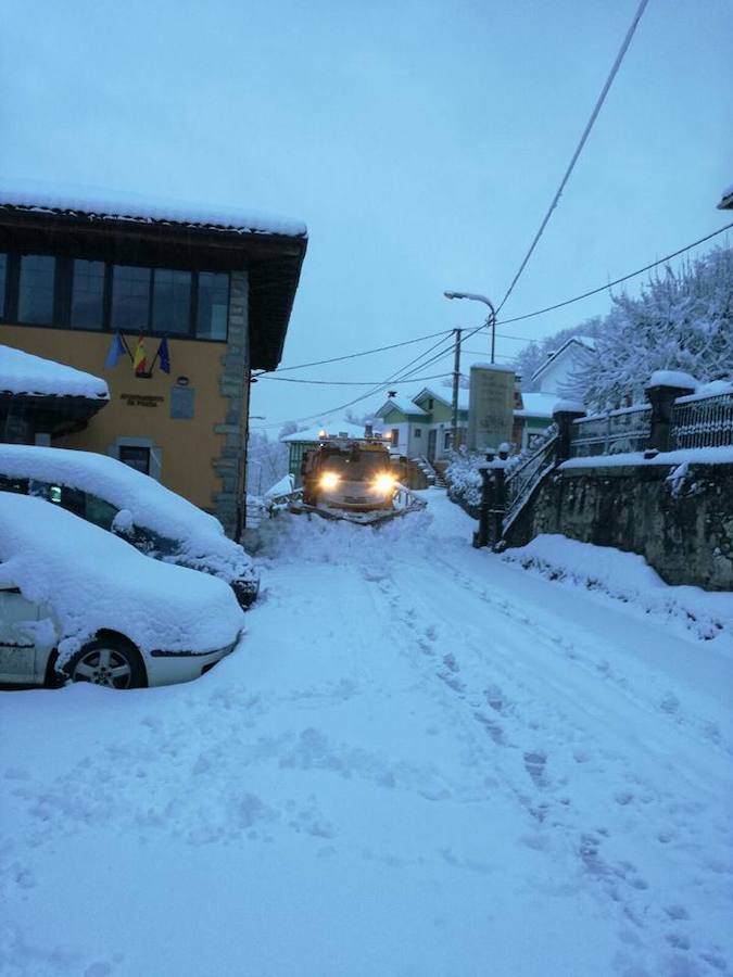 Fotos: Medio metro de nieve en los pueblos del Oriente asturiano