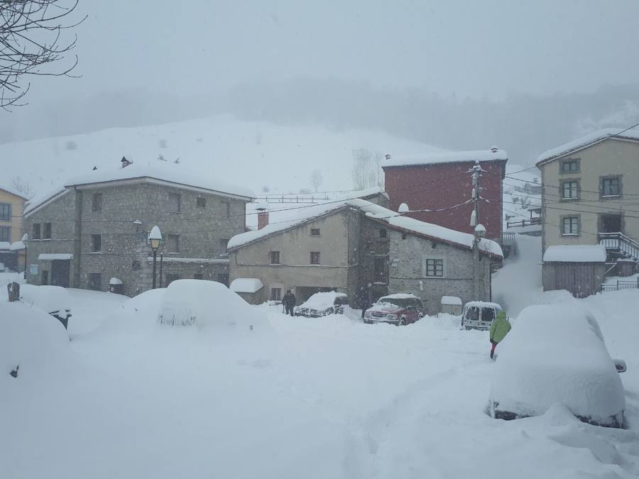 Fotos: Medio metro de nieve en los pueblos del Oriente asturiano