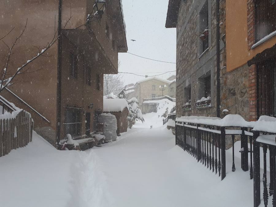 Fotos: Medio metro de nieve en los pueblos del Oriente asturiano