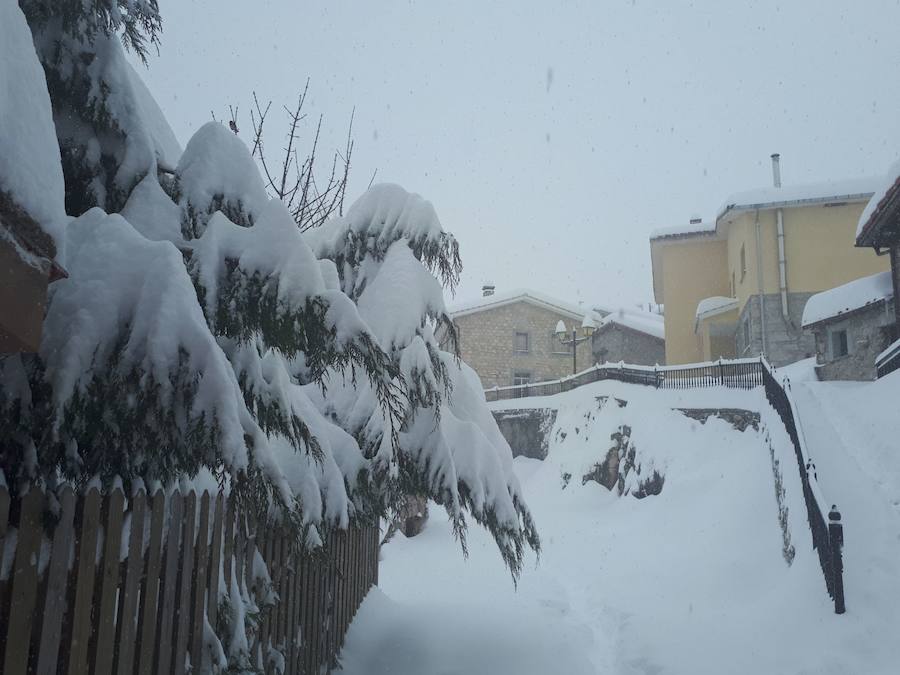 Fotos: Medio metro de nieve en los pueblos del Oriente asturiano