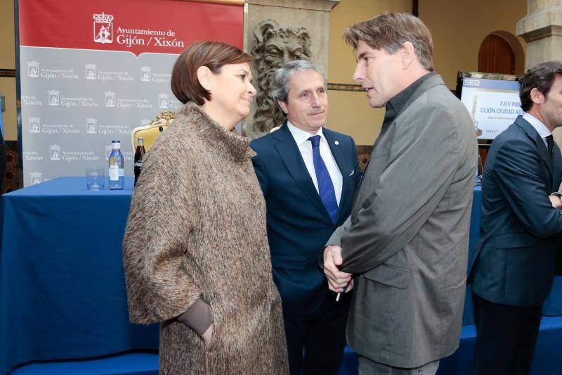 El acto tuvo lugar en el patio del Centro de Cultura Antiguo Instituto y estuvo presidido por la alcaldesa de Gijón, Carmen Moriyón, y el director de Ser Gijón y Ser Avilés, Pablo González-Palacios.