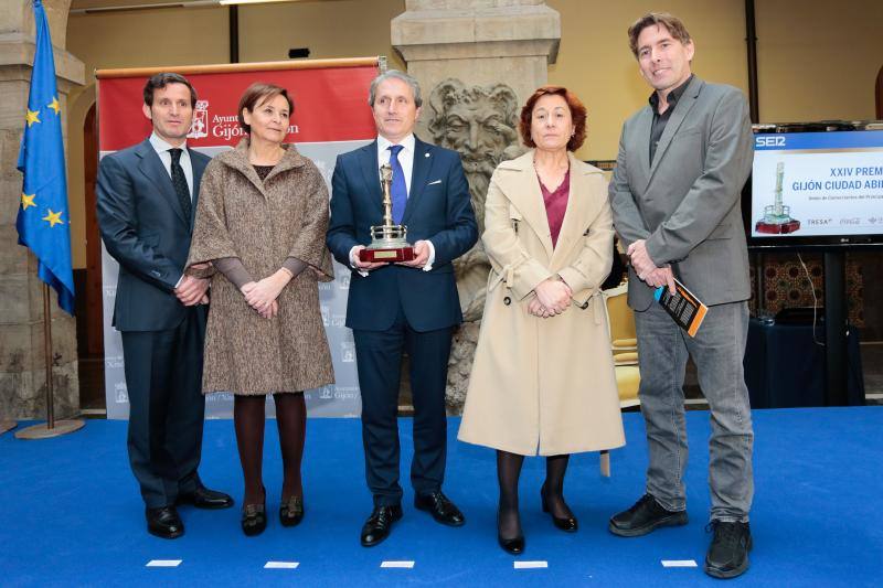 El acto tuvo lugar en el patio del Centro de Cultura Antiguo Instituto y estuvo presidido por la alcaldesa de Gijón, Carmen Moriyón, y el director de Ser Gijón y Ser Avilés, Pablo González-Palacios.