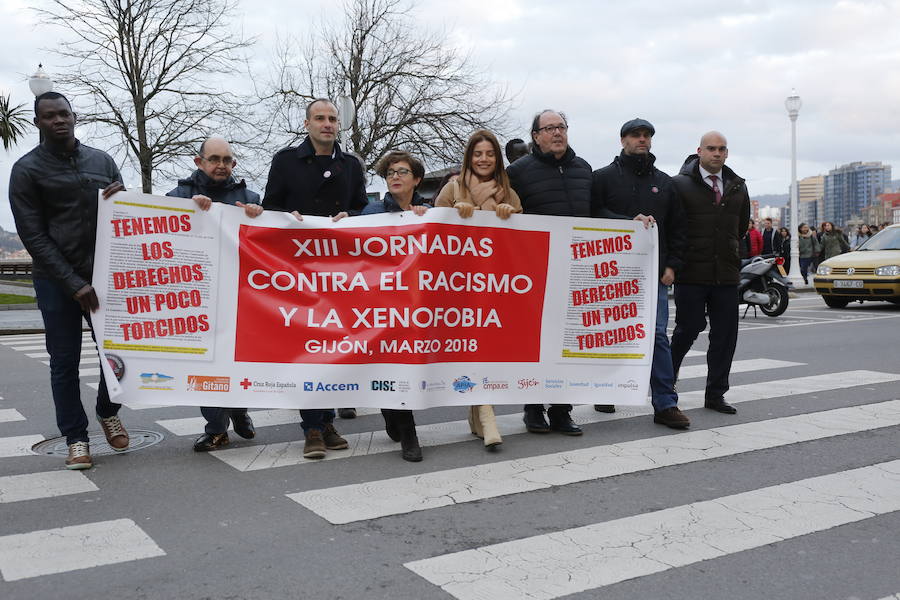 Una cadena humana desde la Escalerona hasta la Plaza Mayor, protagonizó una protesta contra la discriminación racial con motivo de su Día Internacional