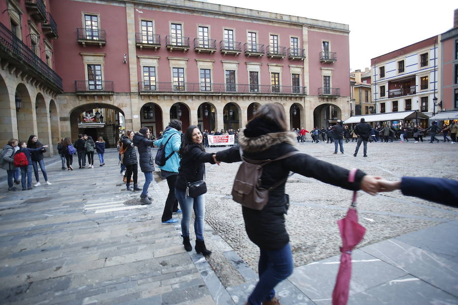 Una cadena humana desde la Escalerona hasta la Plaza Mayor, protagonizó una protesta contra la discriminación racial con motivo de su Día Internacional