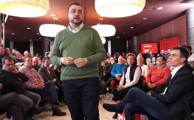 Adrián Barbón se dirige a los asistentes a la asamblea abierta ante la atenta mirada de Pedro Sánchez.