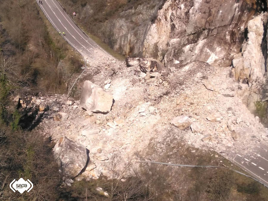 Un argayo en la carretera AS-17, a la altura del embalse de Tanes, ha dejado incomunicado al concejo de Caso. Personal de Carreteras ya está en la zona para comenzar a despejar la calzada.