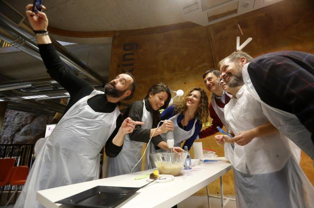 Los participantes durante el taller de cocina. 