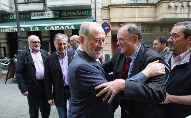 Imagen. Gabino de Lorenzo y Antonio Masip, en 2012, en un encuentro de los miembros de la corporación municipal de Oviedo de los años 1987 a 1991