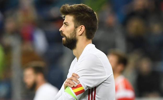 Gerard Piqué luce el brazalete de capitán en el último amistoso Rusia-España.