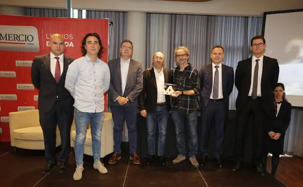 Imagen. Jesús Martínez Salvador, Alberto Hernández y Goyo Ezama entregan el premio a Rafael Cofiño, Mario Margolles, Marcial V. Argüelles y Óscar Suárez, del Observatorio de la Salud. 