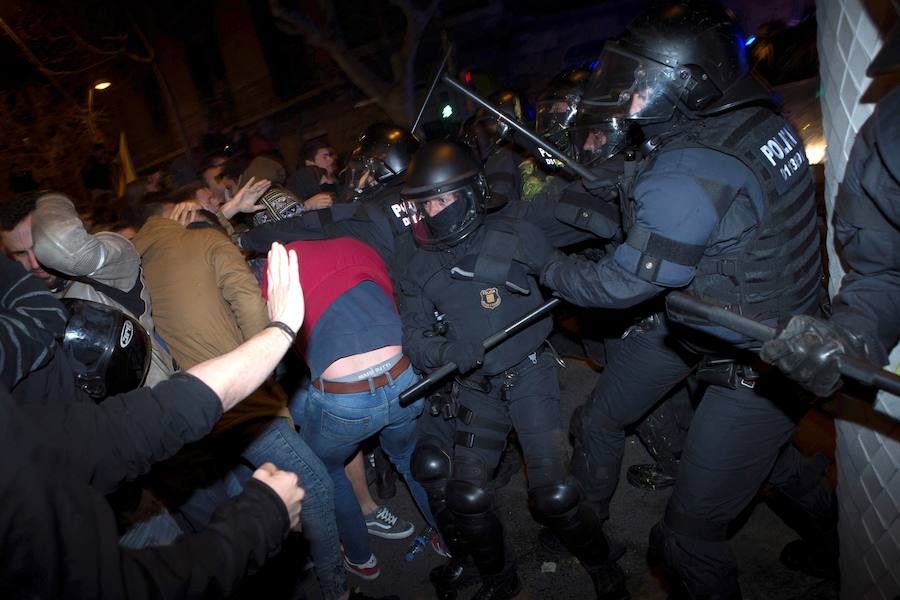 Un total de 22 personas han resultado heridas leves y dos con prónostico menos grave este viernes por la noche durante la movilización contra el encarcelamiento de políticos soberanistas en la zona de la Delegación del Gobierno en Cataluña.