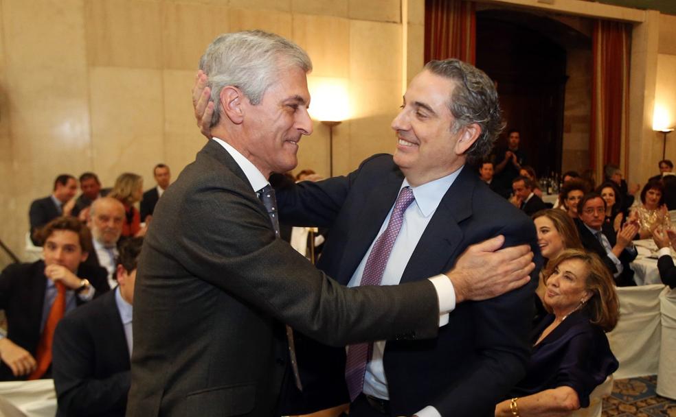 Adolfo Suárez Illana abraza, tras glosarlo, a Bernardo Gutiérrez de la Roza, en el salón del Reconquista. 