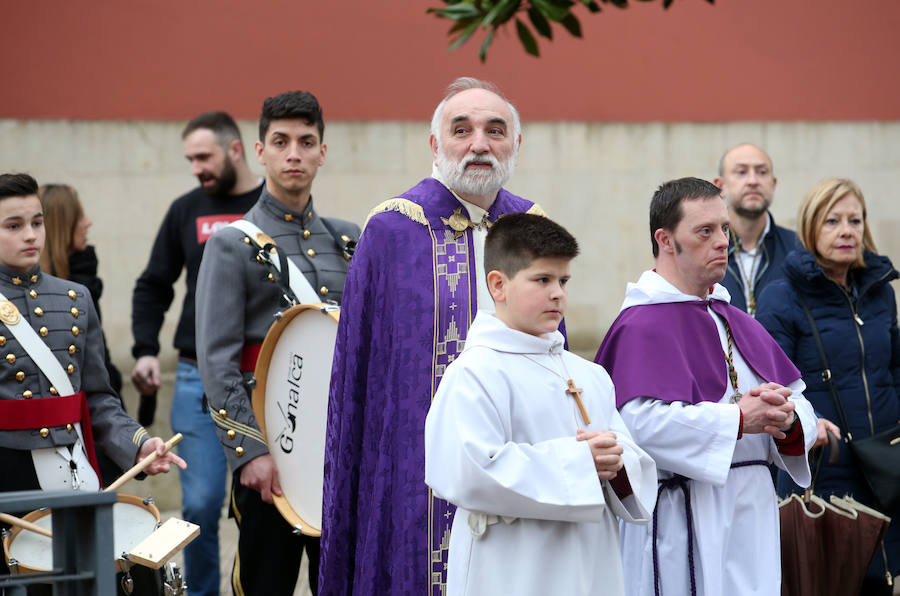 Fotos: Procesión de la Hermandad de Los Estudiantes de Oviedo
