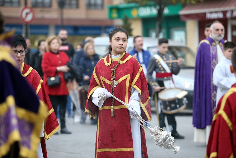 Fotos: Procesión de la Hermandad de Los Estudiantes de Oviedo