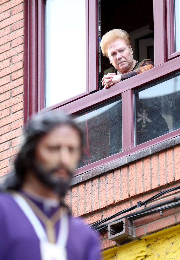 Fotos: Procesión de la Hermandad de Los Estudiantes de Oviedo