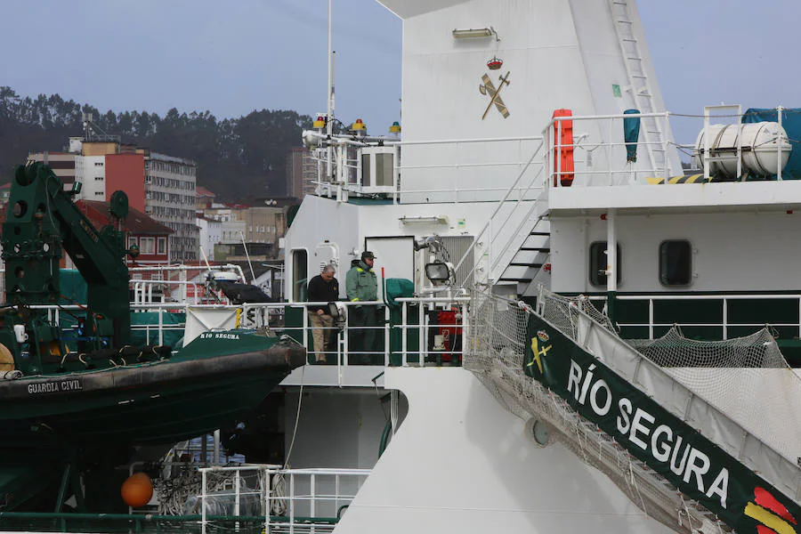 El buque oceánico de la Guardia Civil, destinado ahora a las labores de control de la pesca de la xarda, celebra unas jornadas de puertas abiertas en el muelle del Niemeyer