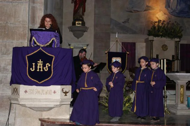 Los cofrades más jóvenes junto a Nuria Sánchez, encargada de leer una poesía durante la apertura de la Semana Santa maliaya.