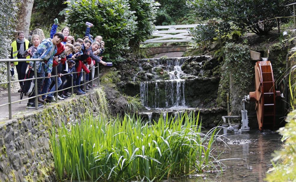Una de las visitas con escolares junto a la noria que retoma su funcionamiento tras dos años. 