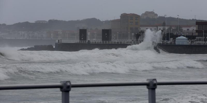 Asturias está en alerta roja por fenómenos costeros. La previsión, que ya se ha dejado sentir en las localidades costeras como Gijón, es que este sábado se registren olas de hasta nueve metros. 
