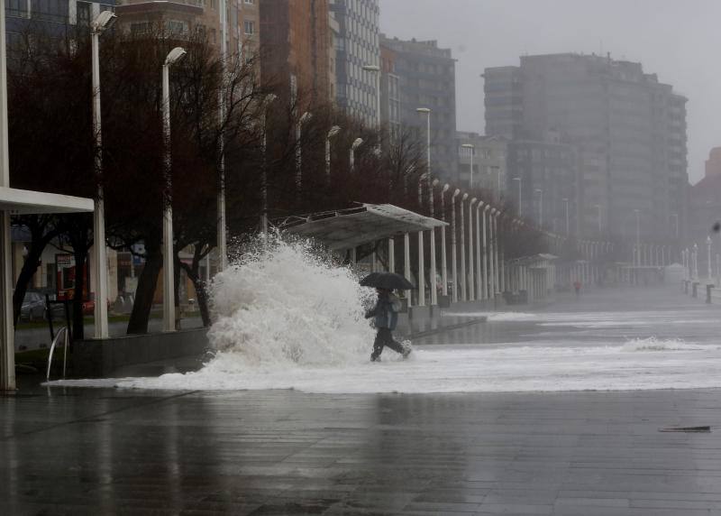 Nieve, viento, lluvia y oleaje. La borrasca 'Hugo' azota Asturias, que registra problemas en las comunicaciones de montaña y daños en infraestructuras como el espigón de Cudillero, que ha quedado destrozado.