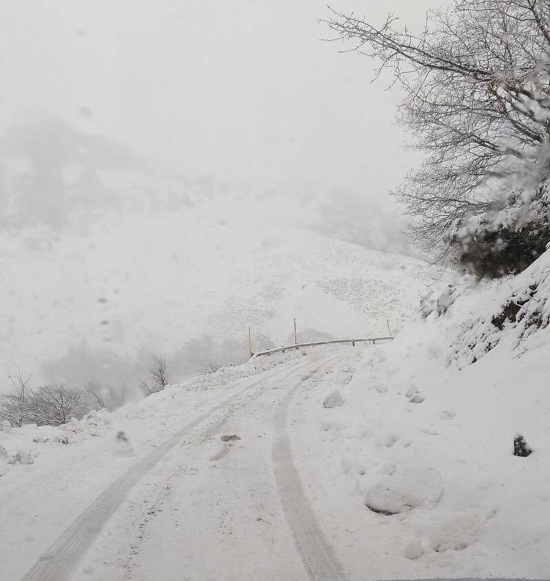 Nieve, viento, lluvia y oleaje. La borrasca 'Hugo' azota Asturias, que registra problemas en las comunicaciones de montaña y daños en infraestructuras como el espigón de Cudillero, que ha quedado destrozado.
