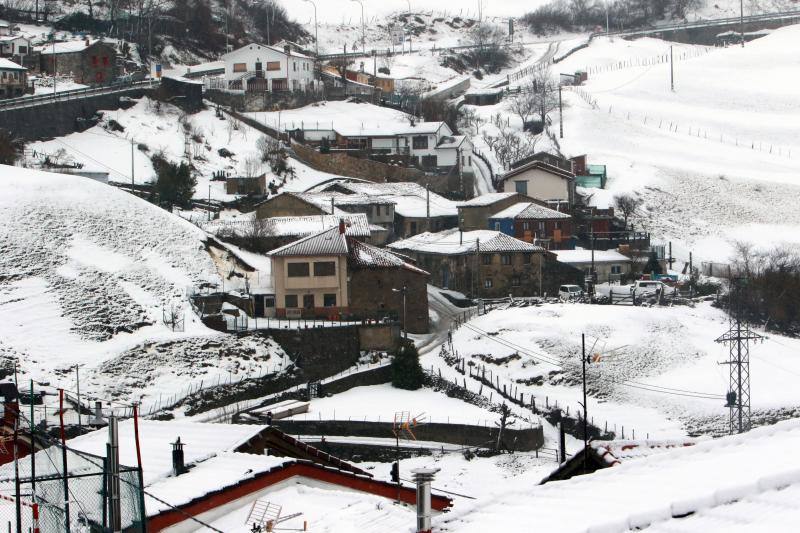 Nieve, viento, lluvia y oleaje. La borrasca 'Hugo' azota Asturias, que registra problemas en las comunicaciones de montaña y daños en infraestructuras como el espigón de Cudillero, que ha quedado destrozado.