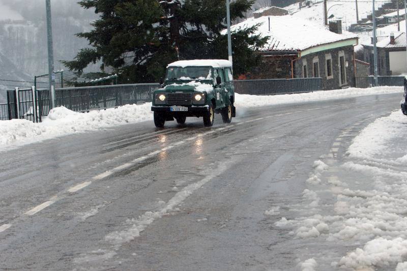 Nieve, viento, lluvia y oleaje. La borrasca 'Hugo' azota Asturias, que registra problemas en las comunicaciones de montaña y daños en infraestructuras como el espigón de Cudillero, que ha quedado destrozado.