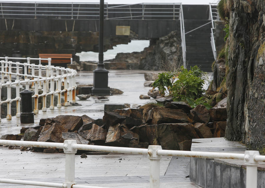 Nieve, viento, lluvia y oleaje. La borrasca 'Hugo' azota Asturias, que registra problemas en las comunicaciones de montaña y daños en infraestructuras como el espigón de Cudillero, que ha quedado destrozado.