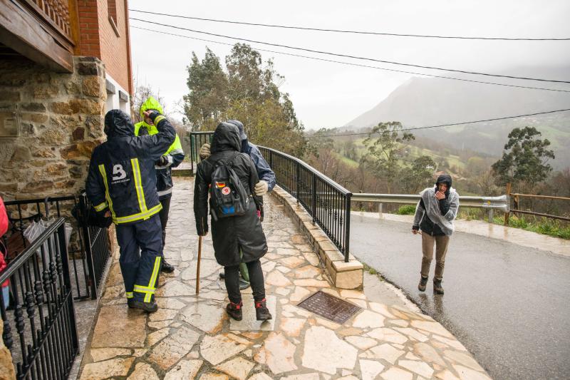 Bomberos del SEPA, Guardia Civil y vecinos del pueblo llanisco de Vibaño buscan a un hombre de 85 años desaparecido desde la tarde del sábado. El hombre, con problemas de memoria, salió a atender a sus gallinas y no regresó a su casa.