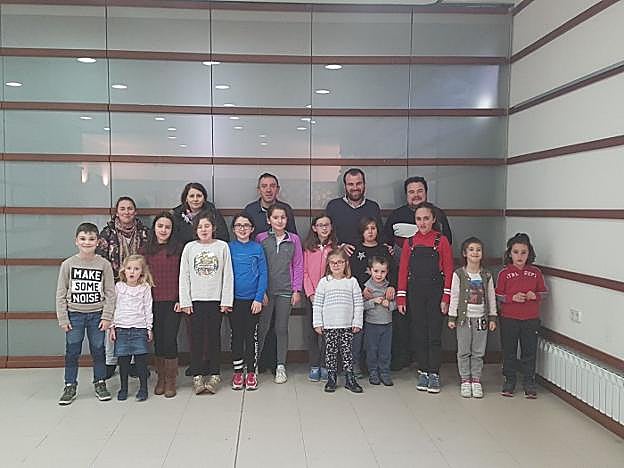 Niños del grupo de participación en Villamayor con el alcalde Iván Allende y el presidente de la parroquia rural, Andrés Rojo. 