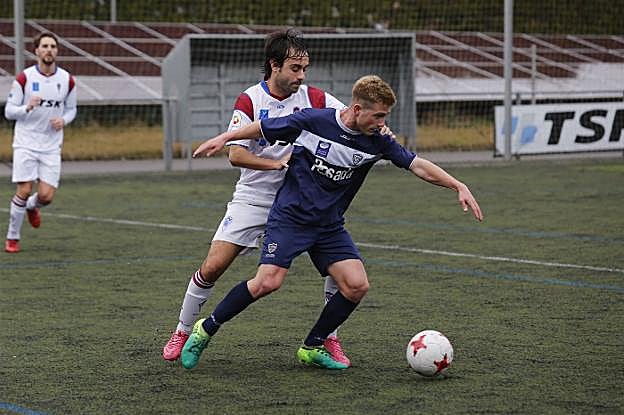 Sergio trata de robarle el balón al marinista Jorge Cayarga. 