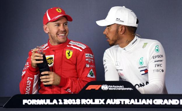 Vettel, a la izquierda, junto a Hamilton, en la rueda de prensa. 