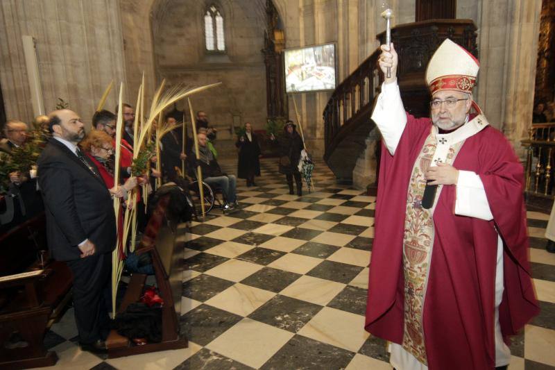 Las intensas lluvias han obligado a suspender las procesiones del Domingo de Ramos en casi todas las localidades de Asturias. Las bendiciones de los ramos se han celebrado en el interior de los templos. 