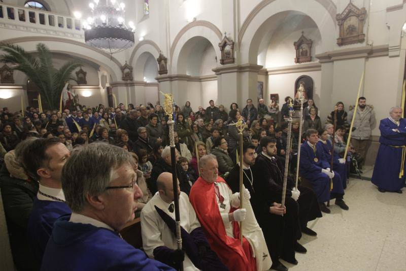 Las intensas lluvias han obligado a suspender las procesiones del Domingo de Ramos en casi todas las localidades de Asturias. Las bendiciones de los ramos se han celebrado en el interior de los templos. 