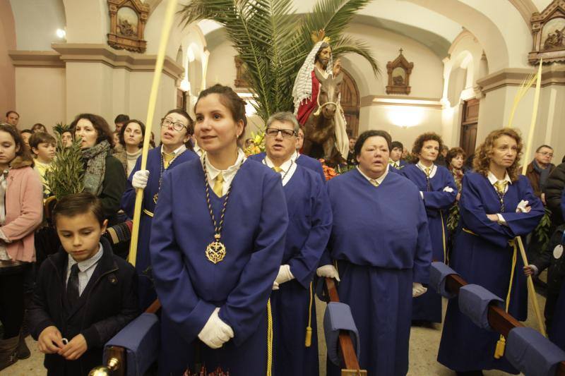 Las intensas lluvias han obligado a suspender las procesiones del Domingo de Ramos en casi todas las localidades de Asturias. Las bendiciones de los ramos se han celebrado en el interior de los templos. 