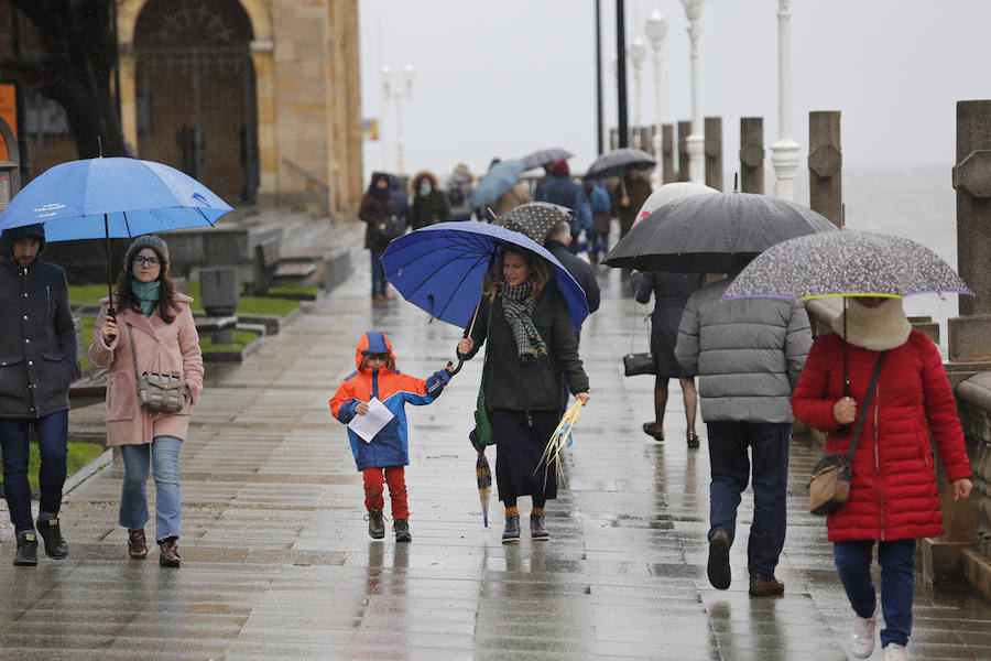 Viesques o Fontaciera son algunas de las zonas que se han visto más afectadas por las intensas precipitaciones caídas este domingo