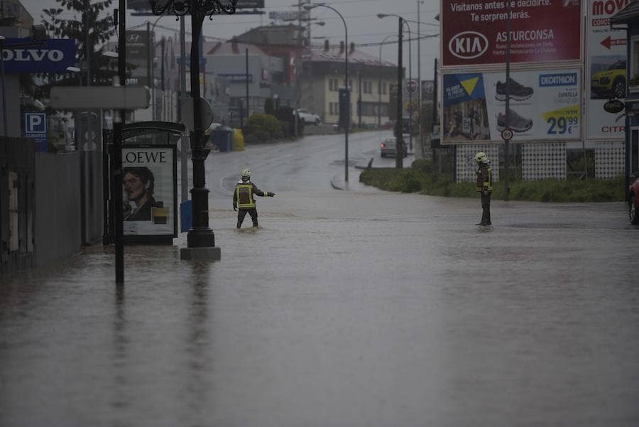 El barrio ovetense de Cerdeño ha sido uno de los más afectados por las intensas lluvias. Efectivos de bomberos se desplazaron hasta la zona para garantizar la seguridad de conductores y vecinos.