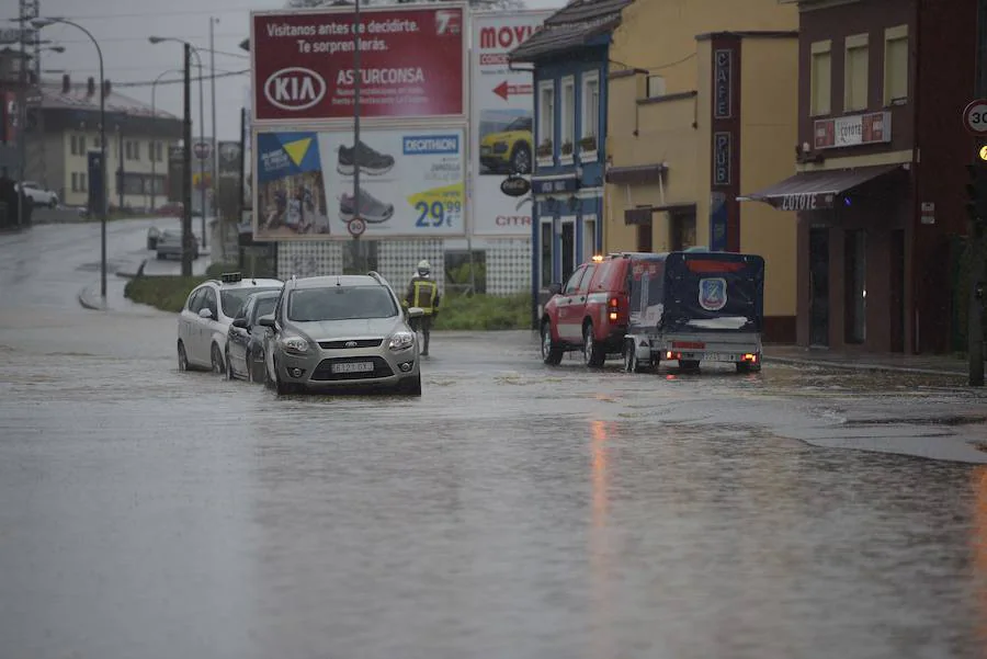 El barrio ovetense de Cerdeño ha sido uno de los más afectados por las intensas lluvias. Efectivos de bomberos se desplazaron hasta la zona para garantizar la seguridad de conductores y vecinos.