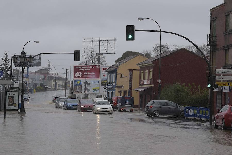 El barrio ovetense de Cerdeño ha sido uno de los más afectados por las intensas lluvias. Efectivos de bomberos se desplazaron hasta la zona para garantizar la seguridad de conductores y vecinos.