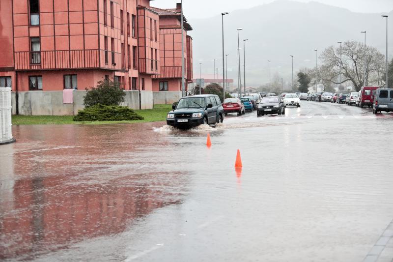 Las intensas y constantes lluvias de este domingo han ocasionado inundaciones en varios puntos del Principado, que ha activado el nivel de prealerta en fase 2