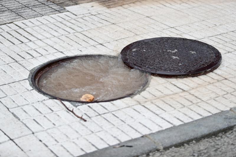 Las intensas precipitaciones han inundado varias calles del centro de Villaviciosa y han obligado a suspender el encuentro entre el Lealtad y el Mirandés, ya que el campo está completamente anegado.