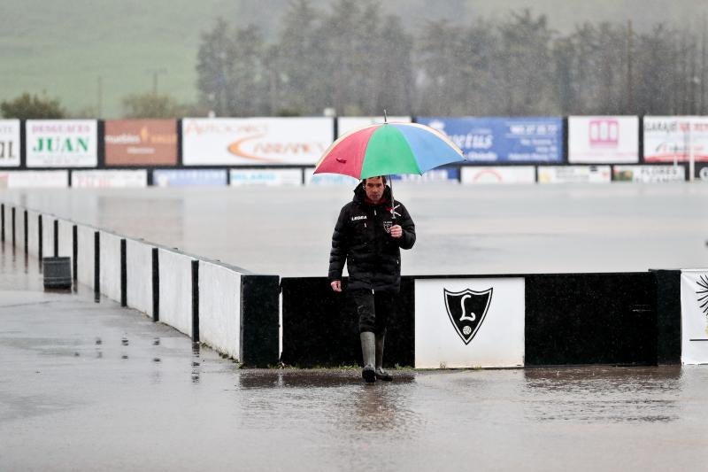 Las intensas precipitaciones han inundado varias calles del centro de Villaviciosa y han obligado a suspender el encuentro entre el Lealtad y el Mirandés, ya que el campo está completamente anegado.