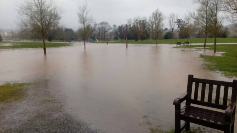 Las intensas precipitaciones han inundado varias calles del centro de Villaviciosa y han obligado a suspender el encuentro entre el Lealtad y el Mirandés, ya que el campo está completamente anegado.