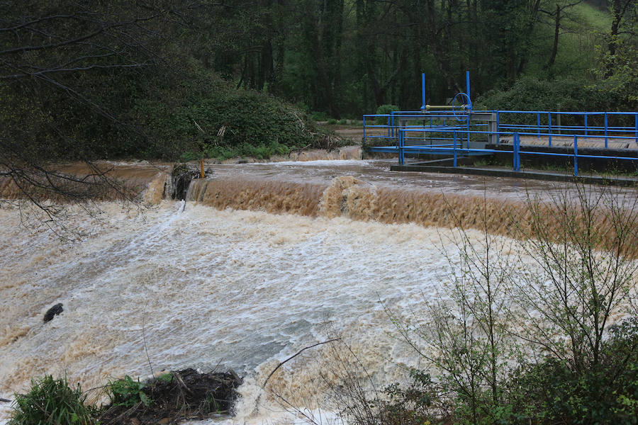 Las intensas y constantes lluvias de este domingo han ocasionado inundaciones en varios puntos del Principado, que ha activado el nivel de prealerta en fase 2